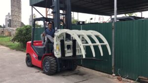 Xe nâng dầu gắp gỗ