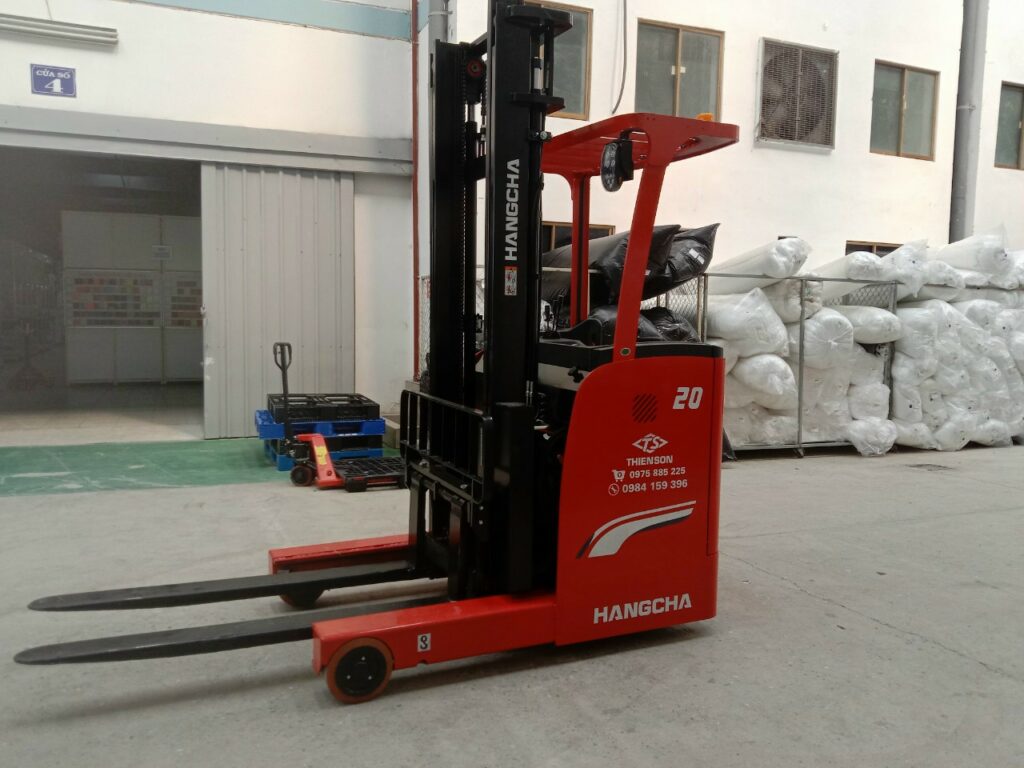 Xe nâng reach truck đứng lái